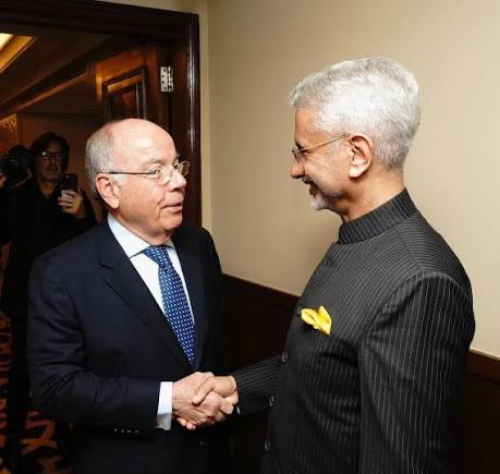 Mauro Vieira shaking hands with India’s External Affairs Minister in a hotel corridor
