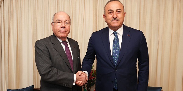 Mauro Vieira shaking hands with Türkiye’s Foreign Minister in front of cream curtains